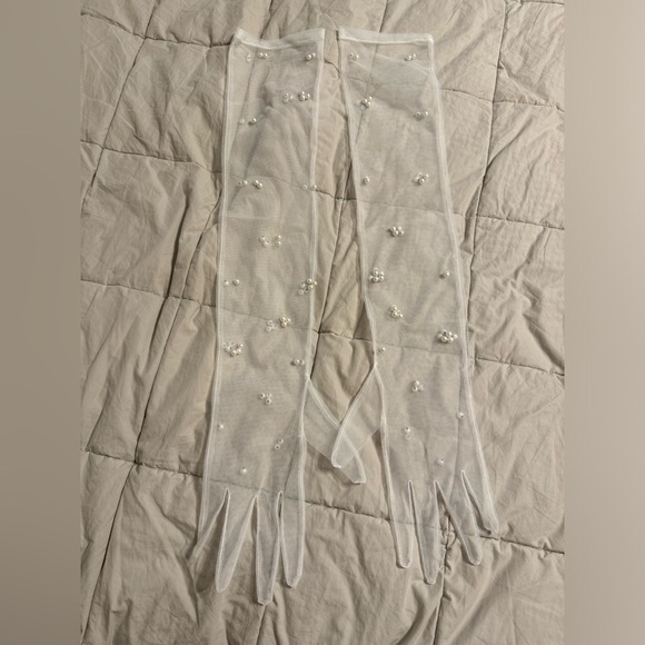 VOIR bride gloves Nika in Small. Excellent condition. White with pearl beads - Picture 4 of 8